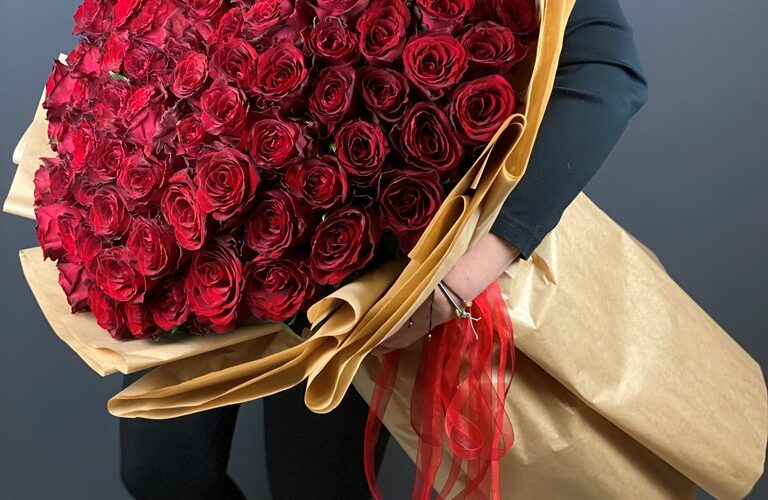 101 Ruža – Simbol Ljubavi i Elegancije